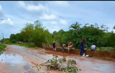 Uma cratera se formou em uma ponte localizada no município de Paço do Lumiar, levando à interdição do trecho da via. O incidente ocorreu na área atrás do Wang Park, que tem registrado grande volume de águas devido ao período chuvoso.