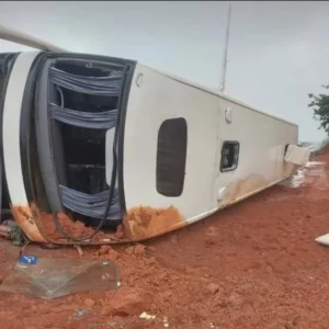 Um acidente com um ônibus deixou um morto e um ferido na BR-135, em Bocaiuva, nesta quarta-feira (15).
