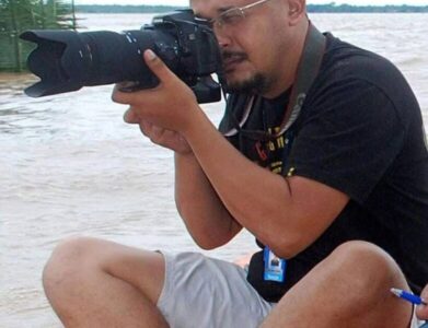 Morre o repórter fotográfico Douglas Pires da Cunha Júnior, aos 47 anos, vítima de complicações de infecção intestinal.