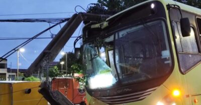 Ônibus colide e quebra poste ao meio após desviar de carro em alta velocidade na Av. Jerônimo de Albuquerque