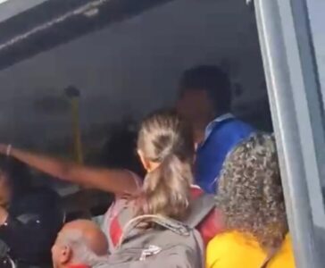 Cabe mais: passageiros se espremem e tentam entrar no busão para ganhar o pão de cada dia nesta segunda
