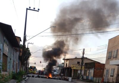 Na manhã desta quinta-feira (27), moradores do bairro Vila Cascavel, em São Luís, bloquearam a Avenida Independência em protesto contra a demolição de suas casas, prevista para ser realizada pela Blitz Urbana após decisão judicial. A manifestação reuniu mais de 20 famílias e gerou congestionamento na região, impedindo a circulação de ônibus.
