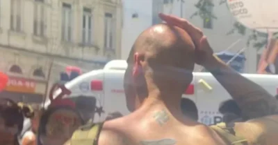 Estrangeiro com tatuagens de suástica é agredido em bloco no Rio de Janeiro