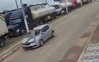VÍDEO: Homem é arrastado no capô de carro por ex após tentar agredi-la