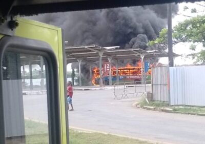 Na manhã desta quarta-feira (5), um ônibus do sistema metropolitano pegou fogo dentro do Terminal da Praia Grande, em São Luís, causando um grande susto nos passageiros que estavam no local.