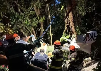 Avião de pequeno porte cai perto de aldeia, deixa um morto e outro ferido