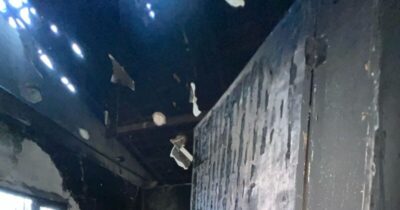 Na manhã desta sexta-feira, 14, um incêndio tomou conta de uma casa no primeiro andar do imóvel, localizada no Villagio do Cohatrac V, em São José de Ribamar. O Corpo de Bombeiros foi acionado devido à grande intensidade das chamas, que se alastraram rapidamente, causando danos significativos na residência.