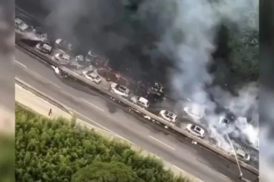 Vídeo aéreo revela destruição após incêndio que atingiu mais de 25 veículos na BR-101