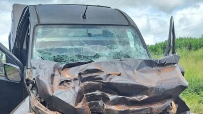 Colisão traseira entre caminhonete e carreta deixa uma pessoa morta na BR-135, no Maranhão