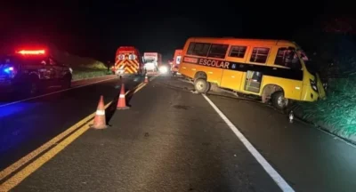 De acordo com a Polícia Rodoviária Federal (PRF), o carro em que a família estava colidiu com um ônibus escolar, ao tentar ultrapassar uma fila de veículos.