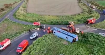 Ônibus tomba com 54 pessoas e deixa 14 mortos na MG-223