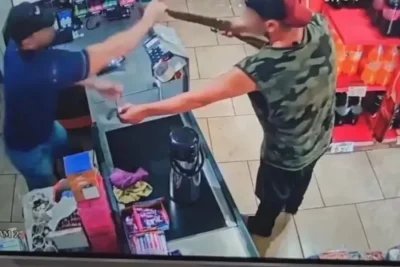 VÍDEO: comerciante reage a roubo e desarma assaltante com espingarda