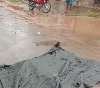 Na manhã desta sexta-feira (11), um homem morreu após ser atropelado por um caminhão de transporte de lixo no bairro Vila do Povo, em Paço do Lumiar.