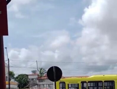 Passageiro filma momento em que funcionários recolhem porta de ônibus que caiu dentro do Terminal em São Luís do Maranhão