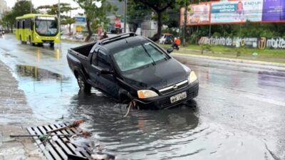 Carro fica preso em cratera durante temporal em São Luís; VÍDEO