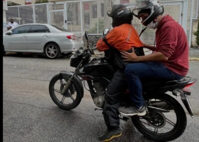 Moto Uber e passageiro são assaltados por três criminosos, no Centro da Capital