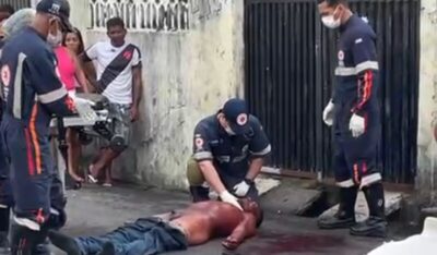 SÃO LUÍS – Um homem de aproximadamente 30 anos, foi assassinado com quatro tiros na porta de sua residência na tarde desta quinta-feira (6), no bairro de Fátima na região central, de São Luís. Segundo informações da Polícia Militar, ele chegou alterado em seguida agrediu a própria mãe, que teve de sair de casa.