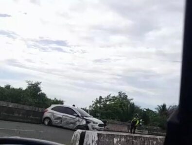 Na manhã desta quinta-feira (3), uma motorista perdeu o controle do carro após passar mal e acabou batendo o veículo em uma mureta na Avenida Quarto Centenário, em São Luís.