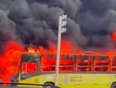 Ônibus pega fogo na região da Forquilha em São Luís; passageiros escapam ilesos