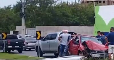 Veículo colide com poste que cai e bloqueia pista; motorista teria passado mal