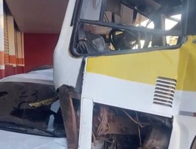 Motorista morre em colisão entre ônibus e três carros no Jardim América