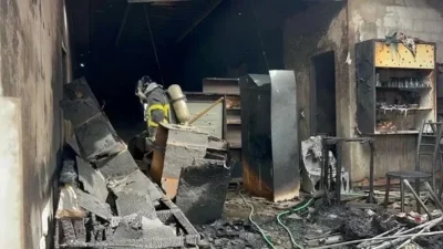Uma criança de 10 anos, sobrinha da ex-companheira do suspeito e que estava no imóvel, ficou ferida. Segundo a Polícia Civil, o homem ainda teria ameaçado a mulher e a filha deles