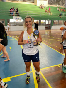 Com experiência e paixão pelo esporte, Fabrynn Coimbra comanda a AMBM rumo à valorização do basquete master