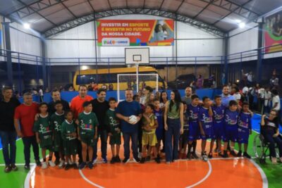 Prefeito Fred Campos entrega nova quadra poliesportiva no Iguaíba