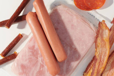 OMS inclui bacon, salsicha e presunto na lista de alimentos cancerígenos comprovados