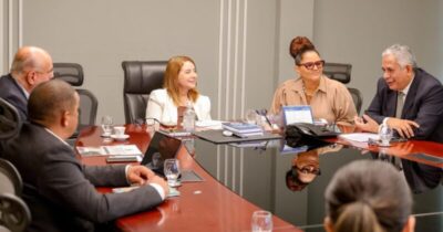 O L Í T I C A Iracema Vale recebe representantes do setor turístico e da SEPE para tratar da Pré-COP…
