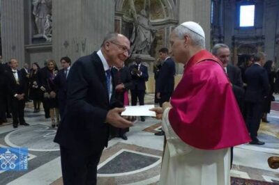 Alckmin entrega convite de Lula ao papa Leão XIV para participar da COP30