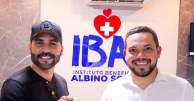 Cantor Felipão é recebido por Octávio Soeiro ao visitar o Instituto Beneficente Albino Soeiro no São Cristóvão