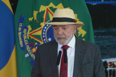 Lula sanciona lei que proíbe uso de celulares nas escolas