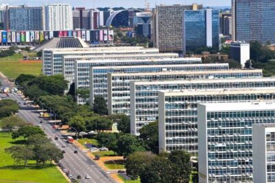 Governo envia MP que cria carreiras e reajusta salário de servidores