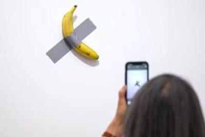 Homem come banana de obra de arte avaliada em R$ 35 milhões na França