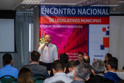Othelino Neto ministra palestra sobre Fortalecimento do Legislativo Municipal em Encontro Nacional de Vereadores
