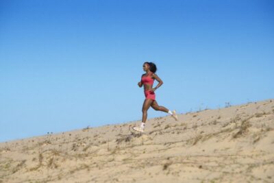 “Reimagine a vida com Track&Field”: marca entra no clima do Verão 25 em nova campanha