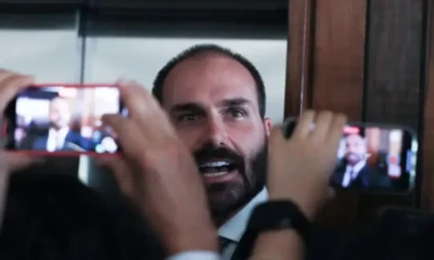 Eduardo Bolsonaro diz que não vai renunciar e tenta manter mandato mesmo fora do Brasil