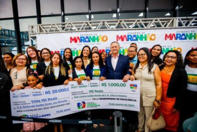 Governo premia professores e escolas que se destacaram em 2024 e entrega equipamentos para ano letivo 2025