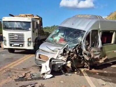 Colisão frontal entre carro e van deixa três mortos na BR-222 em Buriticupu