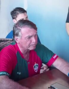 Bolsonaro veste a camisa do PAC e surpreende torcedores de Pinheiro