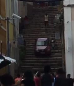 Absurdo: motorista joga carro em escadaria reservada aos turistas no Centro Histórico da capital do Maranhão…