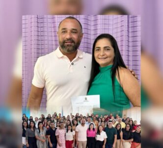 Prefeito Roberto Costa anuncia fim da lista de materiais escolares e fardamento gratuito em ato de nomeação de coordenadores pedagógicos
