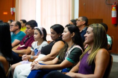 Creche-Escola Sementinha apresenta componentes curriculares e equipes em reunião de pais