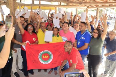 Enquanto deputados participam de regabofe em restaurante de luxo para apoiar o sobrinho do governador, Camarão entrega casas a quilombolas no interior do Maranhão