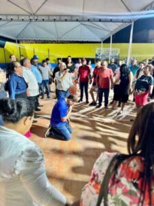 Marquinhos inicia campanha com ato profético ao lado de apoiadores