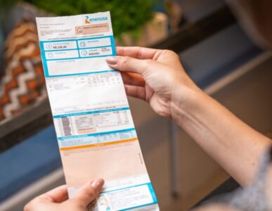 Conta de luz deve ficar mais barata em 2025 após repasse de R$ 1,3 bi da Aneel