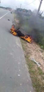 Homem empinando moto cai de rosto no chão e veículo pega fogo na MA-225, em Barreirinhas