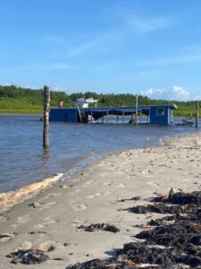 Barco que transportava cervejas naufraga ao encostar na costa de Atins