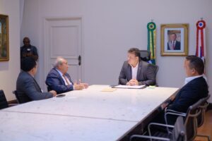 Felipe Camarão recebe vereadores e pede apoio da Câmara contra violência nas escolas